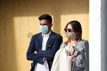 Iffezheim  Deutschland  Fashion: Elegant gekleidete Frau und Mann tragen Mund-Nasen-Schutz