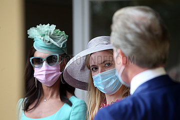 Iffezheim  Deutschland  Fashion: Elegant gekleidete Frauen mit Hut tragen Mund-Nasen-Schutz