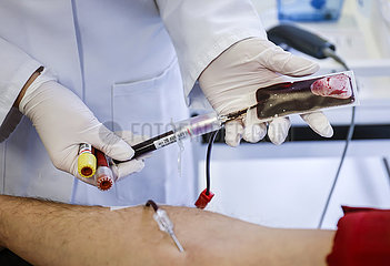 Blutspende in Zeiten der Coronakrise  DRK Blutspendedienst West  Essen  Nordrhein-Westfalen  Deutschland