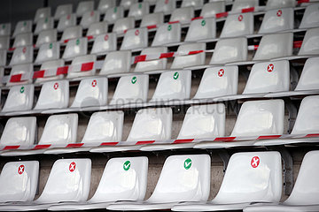 Hannover  Deutschland  Sitze auf einer Tribuene sind hinsichtlich des Sicherheitsabstandes wegen der Coronapandemie gekennzeichnet sowie teilweise gesperrt
