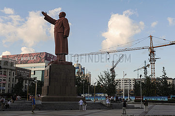 Dandong  China  Statue des ehemaligen chinesischen Staatspraesidenten Mao Tse-tung