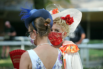 Hoppegarten  Deutschland  Fashion: Elegant gekleidete Frauen mit Hut tragen Mund-Nasen-Schutz