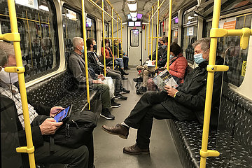Berlin  Deutschland  Menschen in einer U-Bahn tragen in Zeiten der Coronapandemie Mund-Nasen-Schutz