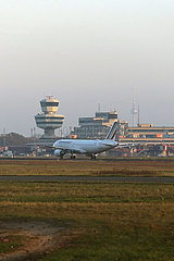 Berlin  Deutschland  letzter Start vom Flughafen Berlin-Tegel: Air France AF1235 in Richtung Paris auf der Startbahn vor dem Terminal