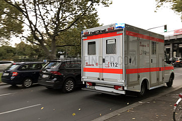 Berlin  Deutschland  Rettungswagen der Johanniter im Einsatz