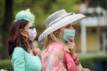 Iffezheim  Deutschland  Fashion: Elegant gekleidete Frauen mit Hut tragen Mund-Nasen-Schutz
