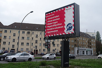 Berlin  Deutschland  AHA-Regeln auf einer LED-Tafel