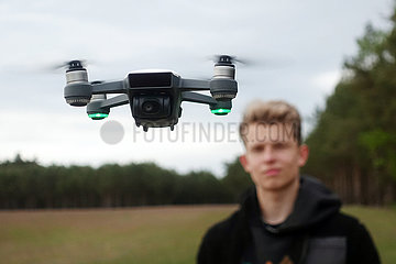 Dranse  Deutschland  Teenager laesst eine Kamera-Drohne fliegen