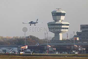 Berlin  Deutschland  ein Kleinflugzeug im Landeanflug am letzten Betriebstag des Flughafen Berlin-Tegel