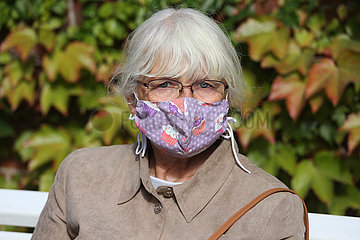 Hoppegarten  Deutschland  Seniorin traegt einen selbstgenaehten Mund-Nasen-Schutz