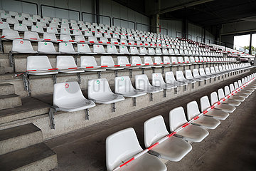 Hannover  Deutschland  Sitze auf einer Tribuene sind hinsichtlich des Sicherheitsabstandes wegen der Coronapandemie gekennzeichnet sowie teilweise gesperrt