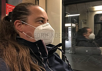 Berlin  Deutschland  Frau in einer S-Bahn traegt in Zeiten der Coronapandemie einen Mund-Nasen-Schutz