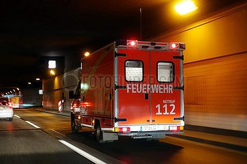 Berlin  Deutschland  Rettungswagen der Berliner Feuerwehr in einem Tunnel