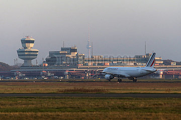 Berlin  Deutschland  Letzter Start vom Flughafen Berlin-Tegel: Air France AF1235 hebt in Richtung Paris ab