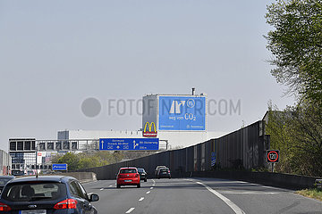 Deutschland  Nordhrein-Westfalen  Essen - Leere Autobahn waehrend der Coronapandemie