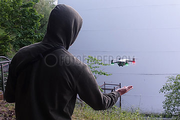 Berlin  Deutschland  Teenager laesst eine Kamera-Drohne fliegen