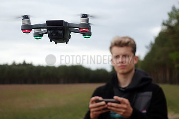 Dranse  Deutschland  Teenager laesst eine Kamera-Drohne fliegen