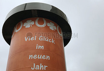 Berlin  Deutschland  Spruch - Viel Glueck im neuen Jahr - an einer Litfasssaeule