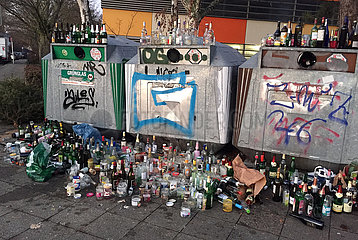 Berlin  Deutschland  leere Glasflaschen stehen vor und auf ueberfuellten Glascontainern