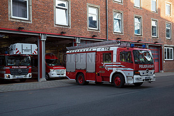 Deutschland  Bremen - Feuerwache 1  auch die Zentrale der Bremer Feuerwehr. Mannschaft rueckt zu einem Einsatz aus