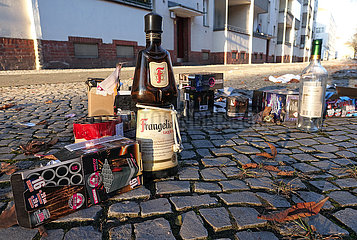 Berlin  Deutschland  Verpackungen von Silvesterfeuerwerk und Flaschen auf einem Buergersteig