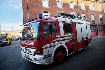 Deutschland  Bremen - Feuerwache 1  auch die Zentrale der Bremer Feuerwehr. Mannschaft rueckt zu einem Einsatz aus