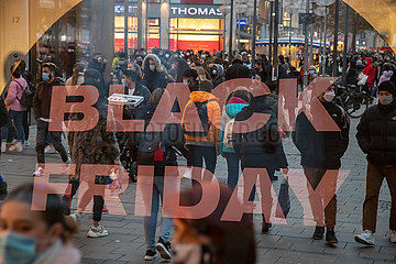 Black Friday und Maskenpflicht: Lange Schlangen vor Läden