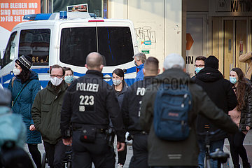 Deutschland  Bremen - Polizei kontrolliert Einhaltung von Coronabeschraenkungen in der Innenstadt