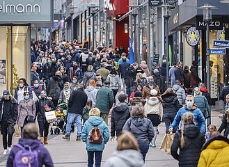 Passanten in der Essener Innenstadt in Zeiten der Coronapandemie zur Vorweihnachtszeit  Essen  Nordrhein-Westfalen  Deutschland