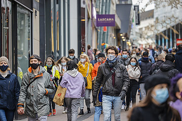 Passanten in der Essener Innenstadt in Zeiten der Coronapandemie zur Vorweihnachtszeit  Essen  Nordrhein-Westfalen  Deutschland