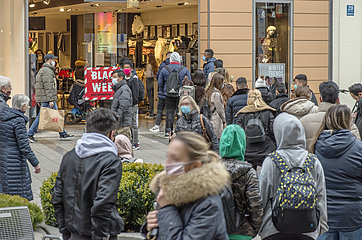 Leute beim Shoppen  Black Friday  Fussgaengerzone waehrend 2. Lockdown  Muenchen  27.11.2020