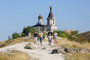 Republik Moldau  Orheiul Vechi - Touristen vor dem Kloster von Orheiul Vechi  beim Orheiul-Vechi-Komplex  einem historischen Siedlungsgebiet