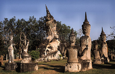 Vientiane  Laos  Buddhistische und hinduistische Statuen im Buddha Park Skulpturengarten Xieng Khuan