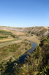 Republik Moldau  Orheiul Vechi - Der Fluss Tyra (Raut) in der Landschaft beim Orheiul-Vechi-Komplex  einem historischen Siedlungsgebiet