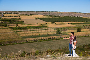 Republik Moldau  Orheiul Vechi - Junges Touristenpaar macht Selfie vor Landschaft beim Orheiul-Vechi-Komplex  einem historischen Siedlungsgebiet