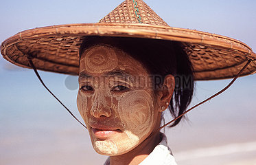 Thandwe  Myanmar  Portrait einer jungen Frau mit Thanakapaste Make-up im Gesicht am Strand von Ngapali
