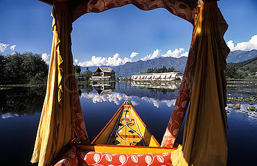 Srinagar  Jammu und Kashmir  Indien  Traditionelles hoelzernes Shikara-Boot auf dem Dal-See