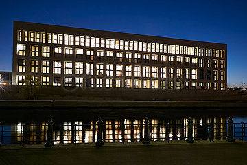 Berlin  Deutschland - Humboldt Forum am Schlossplatz mit der modernen Ostfassade.
