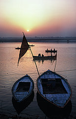 Varanasi  Indien  Morgenstimmung mit Ruderbooten am Ufer des Ganges waehrend Sonnenaufgang