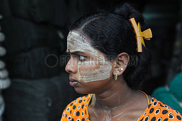 Yangon  Myanmar  Portrait einer jungen Frau mit Thanakapaste Make-up im Gesicht