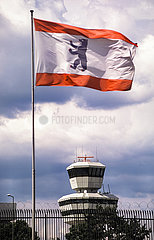 Berlin  Deutschland  Flagge mit Berliner Wappenbild weht am Flughafen Berlin-Tegel