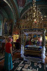 Republik Moldau  Glaeubige vor der Ikonostase im Dreifaltigkeitskloster Saharna