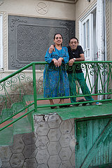 Republik Moldau  Soroca - Junges Romapaar auf der Treppe ihres Hauses