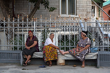 Republik Moldau  Soroca - Alte Romafrauen in ihrem hoeher gelegenem Viertel  von Nichtroms abfaellig als Zigeunerhuegel benannt.