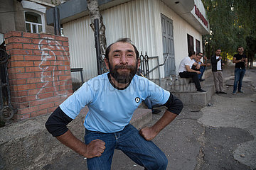Republik Moldau  Soroca - Junger Roma posiert in seinem Viertel