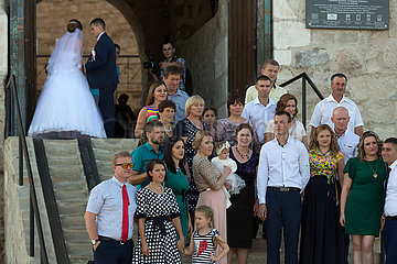 Republik Moldau  Soroca - Hochzeitsgesellschaft auf den Stufen der Festung Soroca