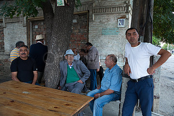 Republik Moldau  Soroca - Aeltere Roma in ihrem hoeher gelegenem Viertel  auch genannt Zigeunerhuegel