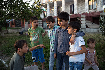 Republik Moldau  Soroca - Kinder der Romaminderheit in ihrem hoeher gelegenem Viertel  von Nichtroms abfaellig als Zigeunerhuegel benannt.