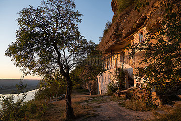 Republik Moldau  - Die zum Kloster Tipova zugehoerigen mittelalterlichen Klosterhoehlen am Fluss Dnister