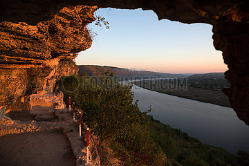 Republik Moldau  Blick aus den zum Kloster Tipova zugehoerigen mittelalterlichen Klosterhoehlen am Fluss Dnister  gegenueber die abtruennige Teilrepublik Transnistrien